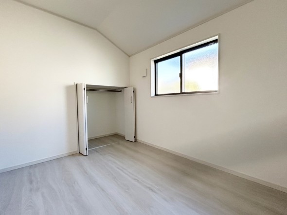 洋室4帖。フローリングの部屋は清潔感があり、日々のお掃除も楽で助かります。