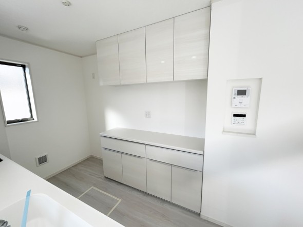 食器・カトラリー・調理器具など収納でき、キッチンがすっきり整うカップボード。