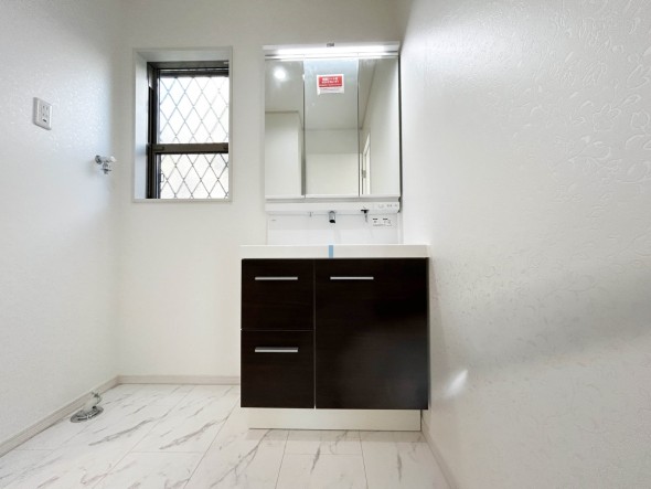 十分な大きさの洗面台は、身だしなみチェックや歯磨きなど、朝の慌ただしい時間でも余裕とゆとりを感じて頂けます。