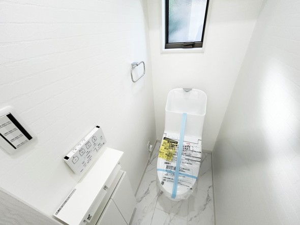 ウォシュレット機能付きの清潔感のあるトイレ。