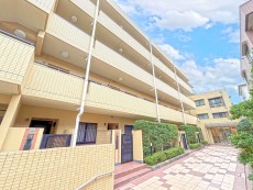 マンション外観。生活利便性に優れた立地環境。