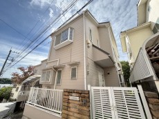 爽やかな青空の下に贅沢なほどに降り注ぐ陽光、豊かな居住性と、クオリティが見事に調和した住空間は、住まうことの喜びを感じさせてくれ