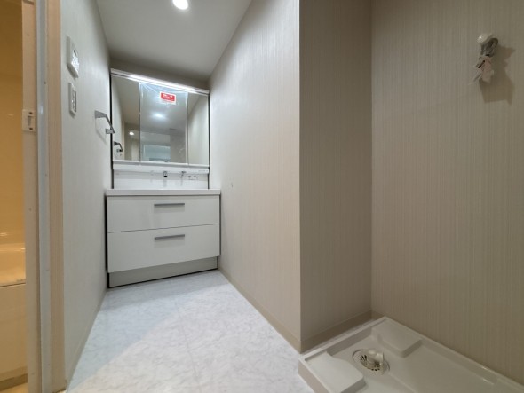 脱衣スペースを含む空間はゆとりの広さ。