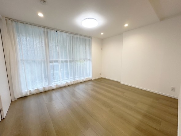 自然光が入りやすい明るいダイニング。