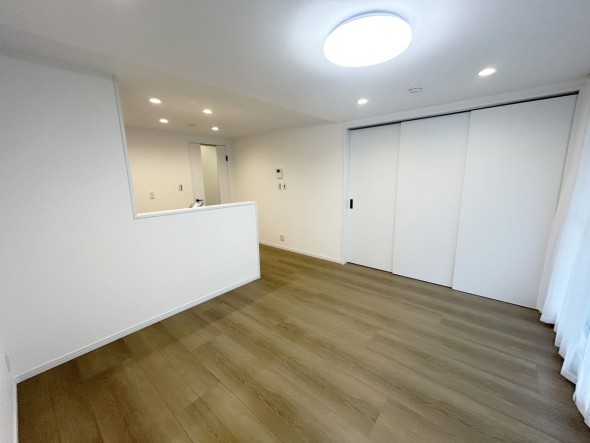 キッチンからはリビング全体が見渡せる設計。 小さなお子様が遊ぶ様子を見守りながらお料理ができますね。