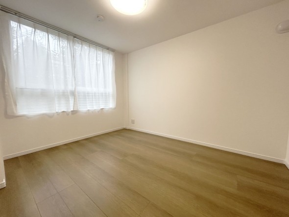 一日の疲れをいやしてくれる主寝室。時を忘れて過ごす場所として過ごせるお部屋です。