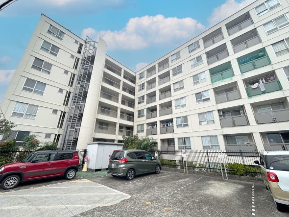 敷地内駐車場もございます。空き状況等はお気軽にお問い合わせください。