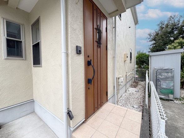 お客様をお迎えする玄関は落ち着いた雰囲気。