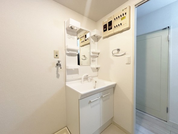 十分な大きさの洗面台は、身だしなみチェックや歯磨きなど、朝の慌ただしい時間でも余裕とゆとりを感じて頂けます。