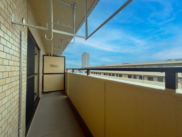 日差しの差し込むバルコニー