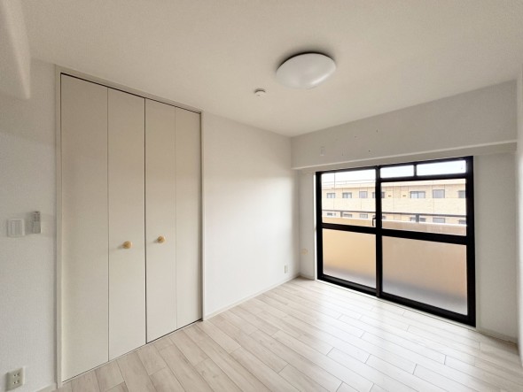 一日の疲れをいやしてくれる主寝室。時を忘れて過ごす場所として過ごせるお部屋です。