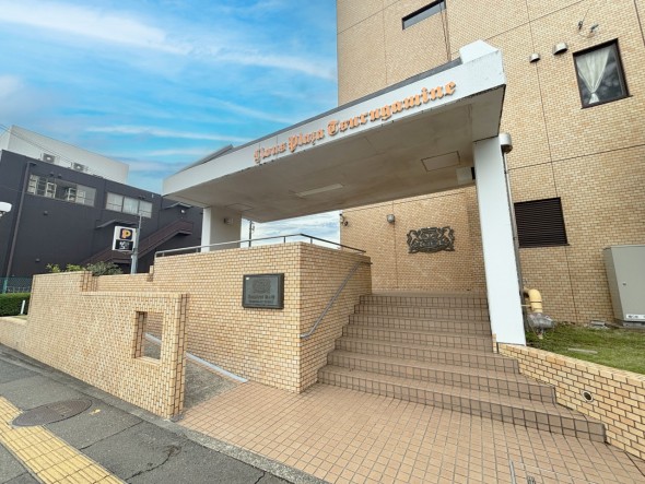 お客様をお迎えする玄関は落ち着いた雰囲気。帰り着くたびに洗練されたテイストの空間に迎えられ誇りと喜びを感じる玄関まわりです。