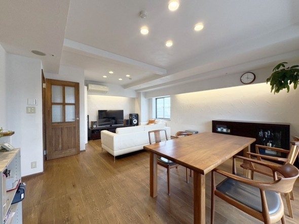 家族と過ごすひと時を優しく包み込むリビングダイニング。