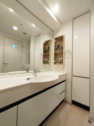 十分な大きさの洗面台は、身だしなみチェックや歯磨きなど、朝の慌ただしい時間でも余裕とゆとりを感じて頂けます。