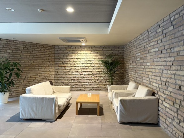 お客様をお迎えする玄関は落ち着いた雰囲気。帰り着くたびに洗練されたテイストの空間に迎えられ誇りと喜びを感じる玄関まわりです。