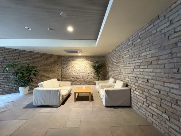 広いロビーで待ち合わせにも最適