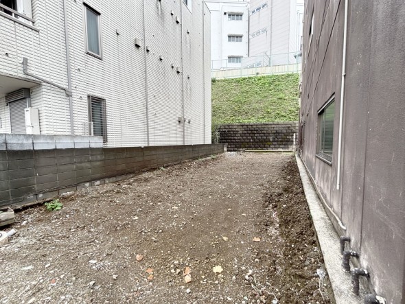 更地での引渡しになります。陽当たり、風通しともに良い環境です。