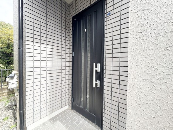 お客様をお迎えする玄関は落ち着いた雰囲気。