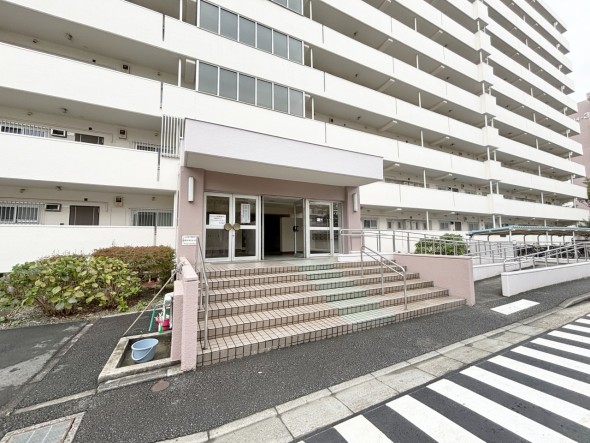 お客様をお迎えする玄関は落ち着いた雰囲気。帰り着くたびに洗練されたテイストの空間に迎えられ誇りと喜びを感じる玄関まわりです。