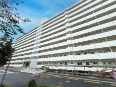 爽やかな青空の下に贅沢なほどに降り注ぐ陽光、豊かな居住性と、クオリティが見事に調和した住空間は、住まうことの喜びを感じさせてくれ