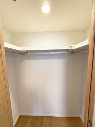 たっぷり入るウォークインクローゼットは奥行きがあるのでたくさん収納できます。