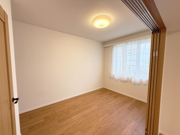 家族一人ひとりの大切なプライベート空間。趣味・感性で個性的に飾って頂けるようシンプルに仕上げてあります。