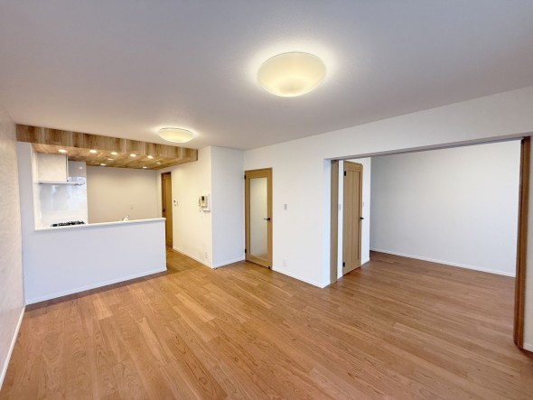 家族と過ごすひと時を優しく包み込むリビングダイニング。