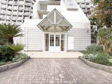 爽やかな青空の下に贅沢なほどに降り注ぐ陽光、豊かな居住性と、クオリティが見事に調和した住空間は、住まうことの喜びを感じさせてくれ