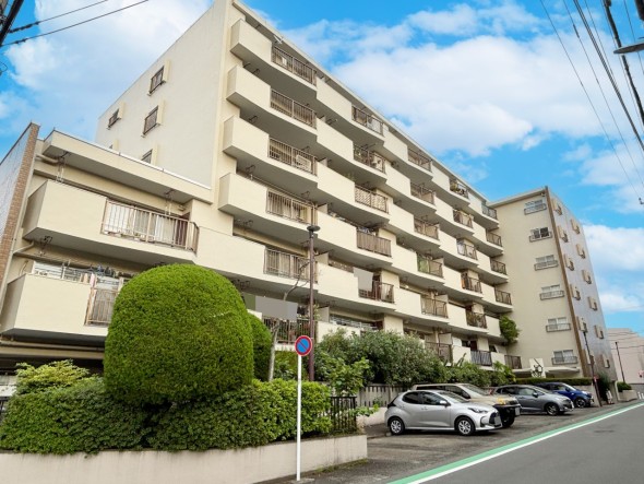 爽やかな青空の下に贅沢なほどに降り注ぐ陽光、豊かな居住性と、クオリティが見事に調和した住空間は、住まうことの喜びを感じさせてくれ