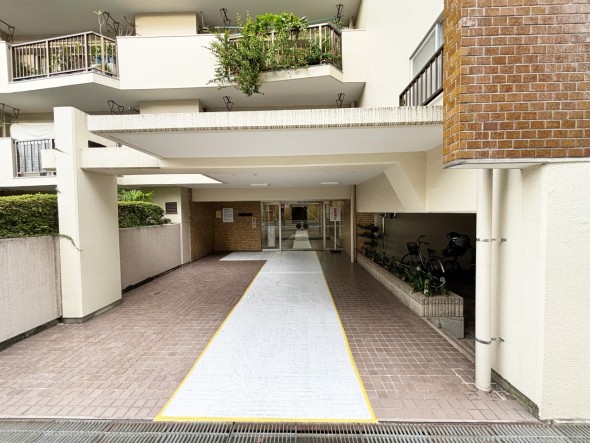 お客様をお迎えする玄関は落ち着いた雰囲気。帰り着くたびに洗練されたテイストの空間に迎えられ誇りと喜びを感じる玄関まわりです。