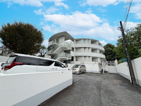 爽やかな青空の下に贅沢なほどに降り注ぐ陽光、豊かな居住性と、クオリティが見事に調和した住空間は、住まうことの喜びを感じさせてくれ