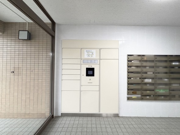 宅配ボックスがあるためご不在時であってもお帰りの際に大きな荷物をお受け取りいただけます。