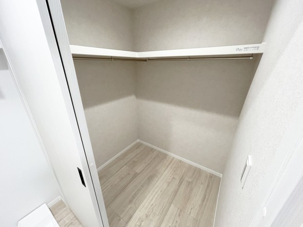 たっぷり入るウォークインクローゼットは奥行きがあるのでたくさん収納できます。