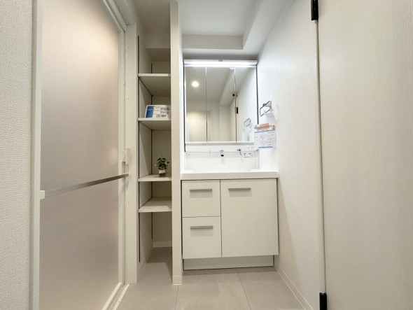 十分な大きさの洗面台は、身だしなみチェックや歯磨きなど、朝の慌ただしい時間でも余裕とゆとりを感じて頂けます。