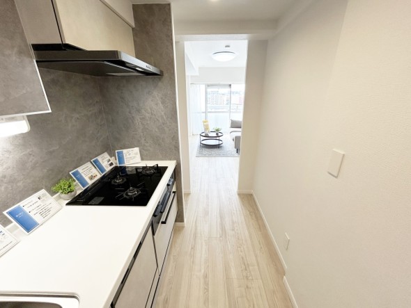 キッチンからはリビング全体が見渡せる設計。 小さなお子様が遊ぶ様子を見守りながらお料理ができますね。