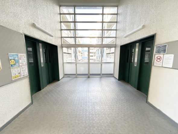 お客様をお迎えする玄関は落ち着いた雰囲気。帰り着くたびに洗練されたテイストの空間に迎えられ誇りと喜びを感じる玄関まわりです。