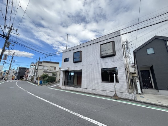 爽やかな青空の下に贅沢なほどに降り注ぐ陽光、豊かな居住性と、クオリティが見事に調和した住空間は、住まうことの喜びを感じさせてくれ