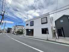 爽やかな青空の下に贅沢なほどに降り注ぐ陽光、豊かな居住性と、クオリティが見事に調和した住空間は、住まうことの喜びを感じさせてくれ