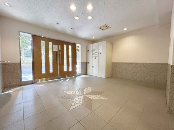 お客様をお迎えする玄関は落ち着いた雰囲気。帰り着くたびに洗練されたテイストの空間に迎えられ誇りと喜びを感じる玄関まわりです。