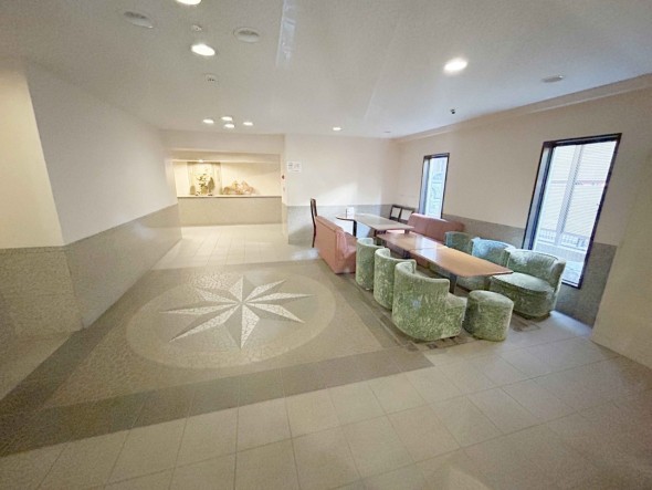 広いロビーで待ち合わせにも最適
