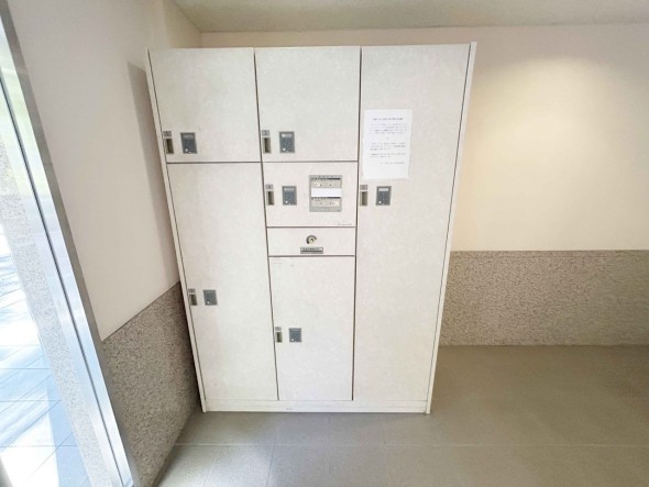 宅配ボックスがあるためご不在時であってもお帰りの際に大きな荷物をお受け取りいただけます。