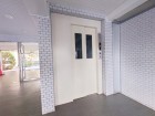 エレベーター付きのマンションです。