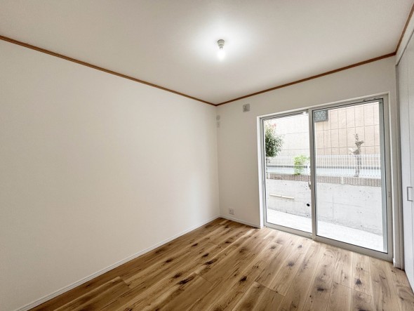 洋室5.5帖。フローリングの部屋は清潔感があり、日々のお掃除も楽で助かります。