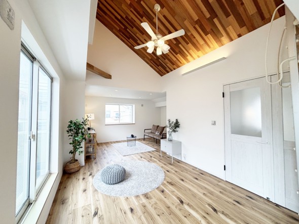 LDK26帖。開放的で広いリビング。家族のコミュニケーションの場として、みんなが集まる一番の場所に。