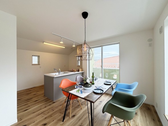 採光のとれた明るいダイニング。