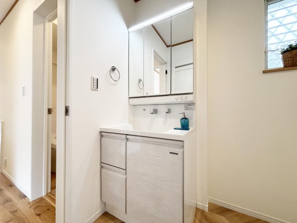 十分な大きさの洗面台は、身だしなみチェックや歯磨きなど、朝の慌ただしい時間でも余裕とゆとりを感じて頂けます。