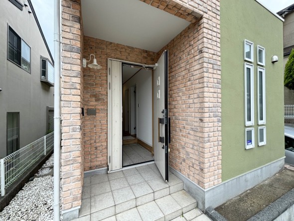 居住者の帰り、訪れる方を優しく迎え、やすらぎに満ちた生活空間を予感させる。健やかな暮らしを楽しめそう。