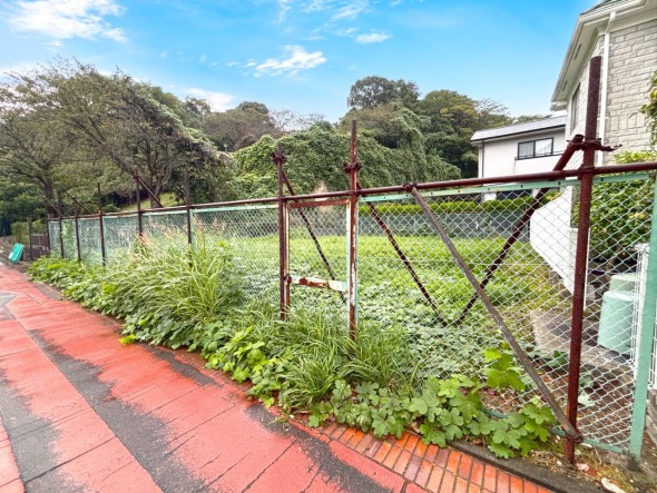 周辺には本牧山頂公園や本牧市民公園、三溪園などがあり、緑豊な住環境。