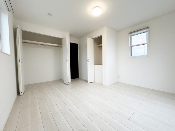 洋室7.4帖。一日の疲れをいやしてくれる主寝室。時を忘れて過ごす場所として過ごせるお部屋です。