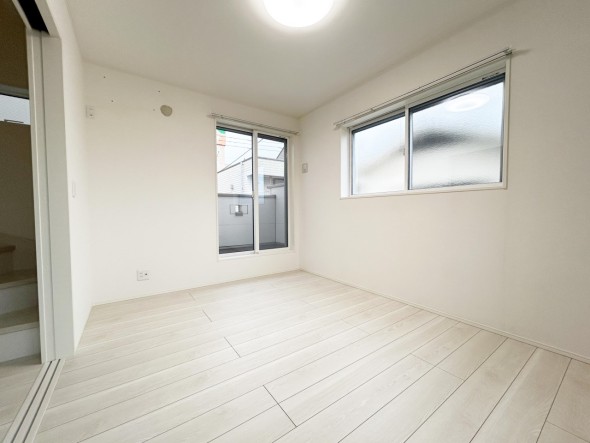 洋室6帖。フローリングの部屋は清潔感があり、日々のお掃除も楽で助かります。